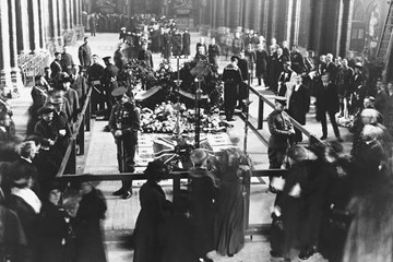 ONLINE: The Unknown Warrior and the Grieving Widow