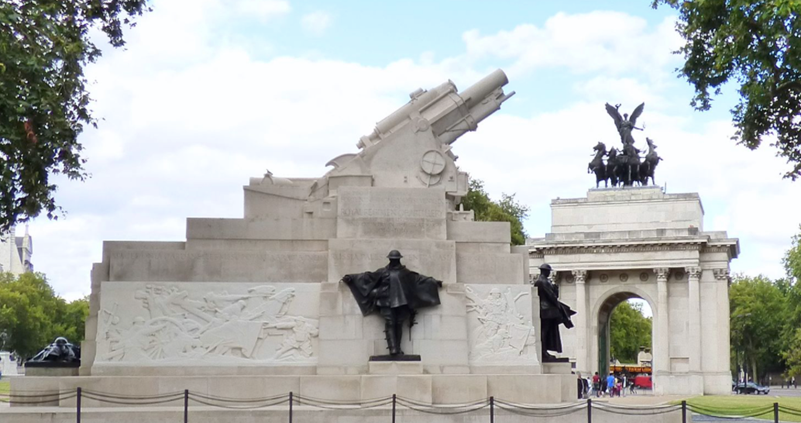 The west side of the memorial, showing the over-lifesize howitzer, with the Wellington Arch in the background photography by Kazimierz Mendlik CC BY-SA 4.0