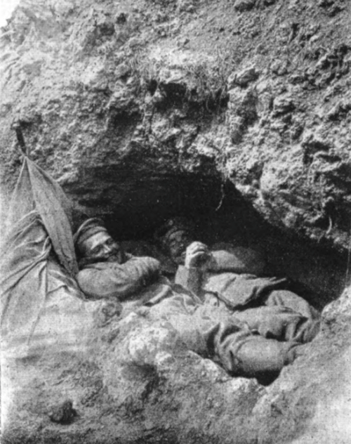 A typical situation as described by Nau: two Musketiere spend the day lying in a two-man foxhole until nightfall - or until hit or buried. The canvas shelter is put to one side to allow the photographer to get his shot. Under the circumstances the mood seems buoyant.