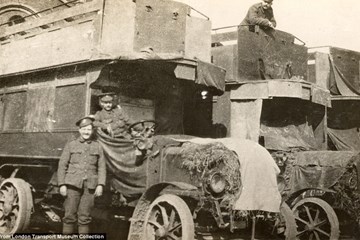 London Omnibuses on the Western Front - Roy Larkin