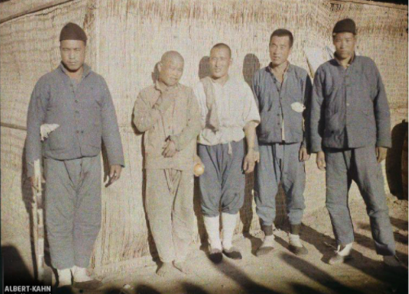 A group of Chinese workers posing for the operator in their labour camp, Port Saïd, Egypt. 11 January 1918. Photograph taken by Paul Castelnau. A 15 852 CC BY-SA 4.0 > http://collections.albert-kahn.hauts-de-seine.fr/?page=themes&sub=portraitDeGroupe