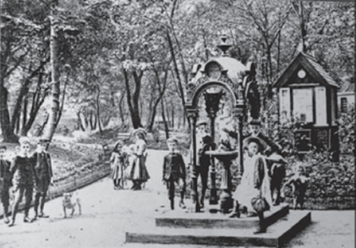 The new drinking fountain in Brunswick Park donated by Cllr Markillie in 1907 (CC BY-SA 4.0 Camberwell Quarterly)