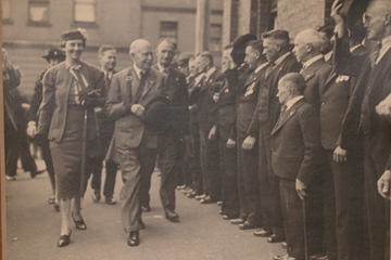 An Australian & the shortest man in the British Army?