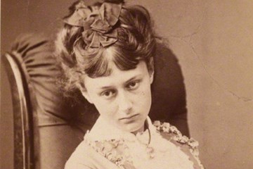 Marietta Crichton Stuart : Alice in Wonderland and her lost boys: from Oxford and the rabbit hole to the Somme and beyond.