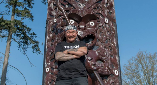 Master Carver James Rickard with the six tonne maumahara (memorial carving)