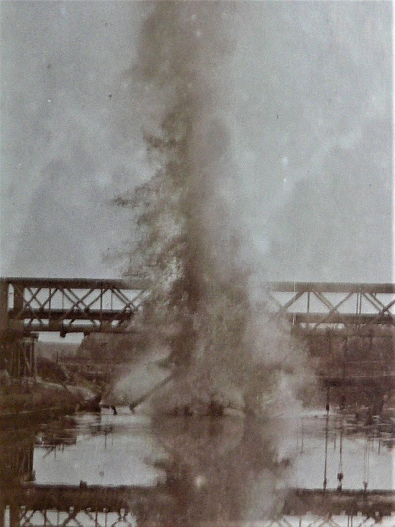 Explosion of a shell in the River Meuse. © Francois Wicart : Private Collection