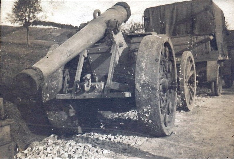 Heavy artillery pieces taken to the front on the road prepared by the engineers. © Francois Wicart : Private Collection