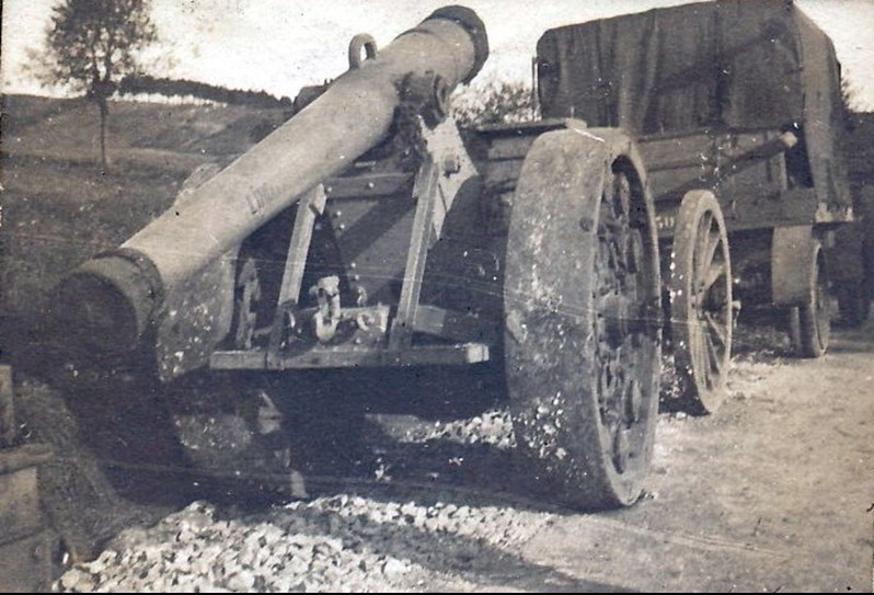 Heavy artillery pieces taken to the front on the road prepared by the engineers. © Francois Wicart : Private Collection