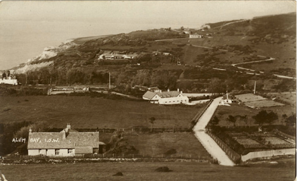 An overview of Alum Bay from 1924. The rebuilt Needles hotel is at the centre of the picture with Headon Hall above it to the left.