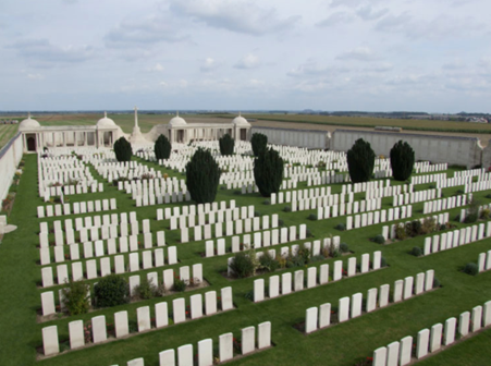 A view of Dud Corner Cemetery, with the Loos Memorial on the surrounding walls. Photo : Richard Roberts (<richard.nsw@googlemail.com>)