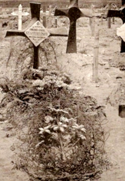 Brigadier General Gordon Shephard’s original grave featuring the ‘propeller’ cross. Two similar crosses are visible to the right