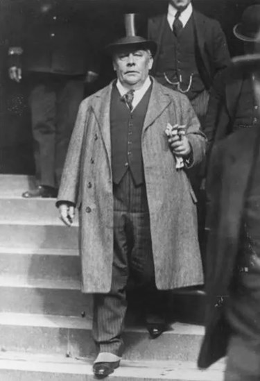 Bottomley leaving the Old Bailey In 1922