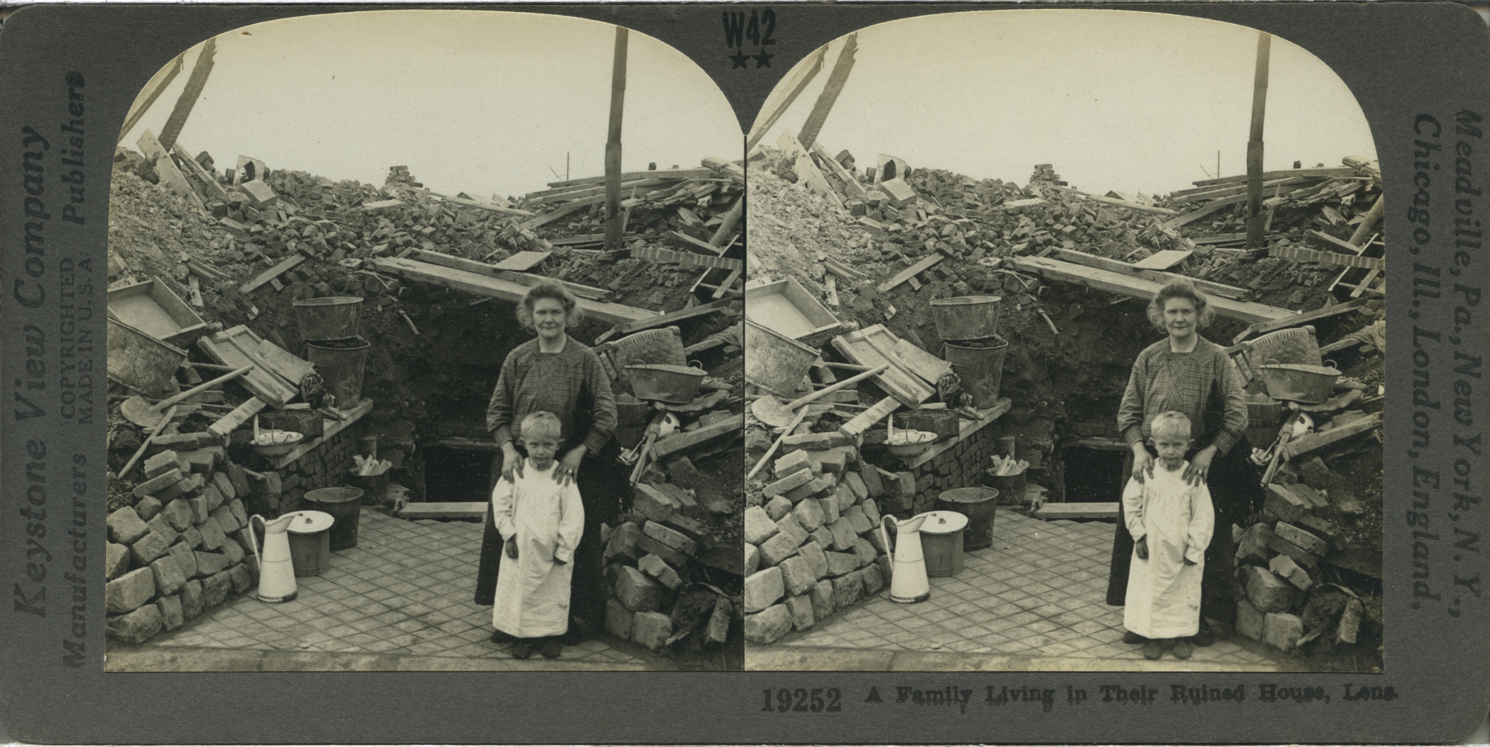 A Family Living in Their Ruined House, Lens