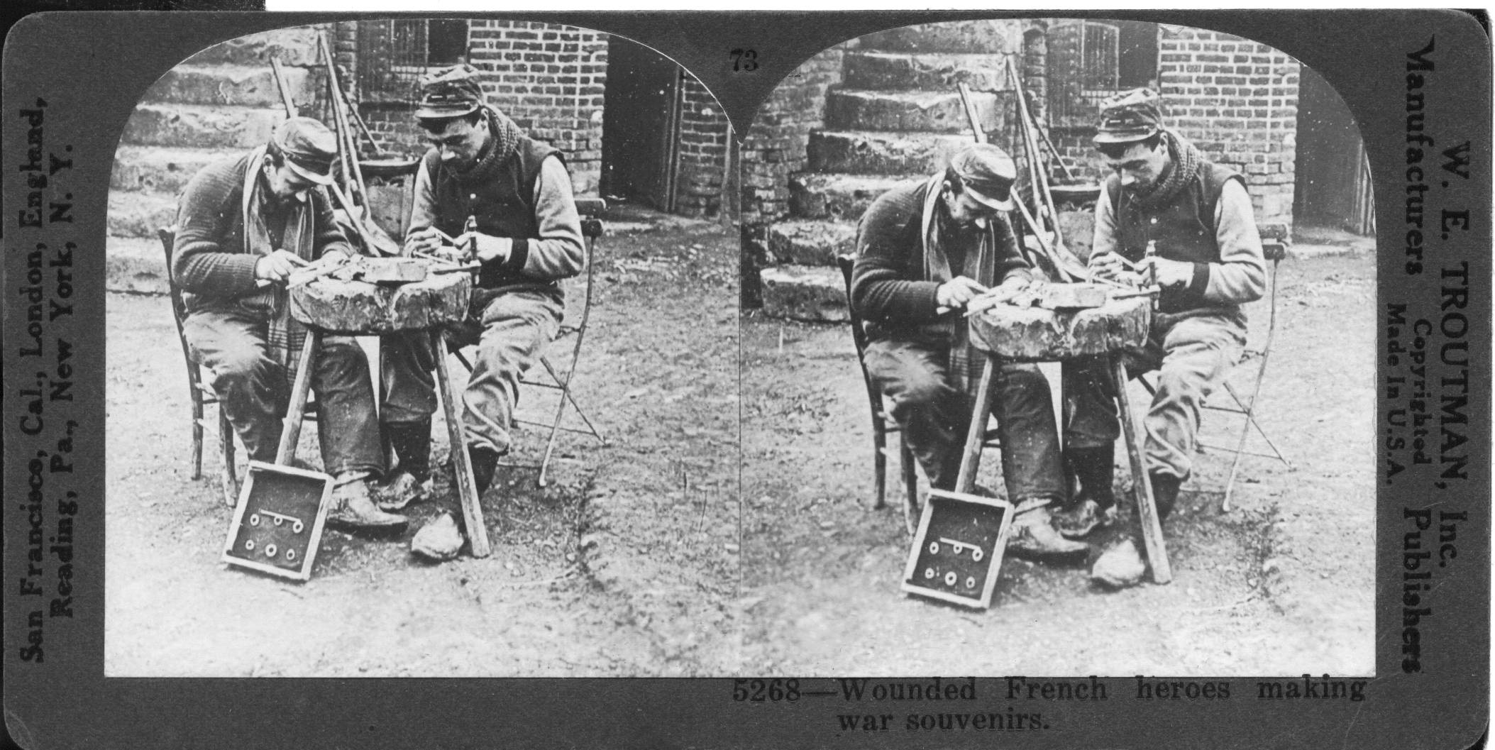 Wounded French heroes making war souvenirs