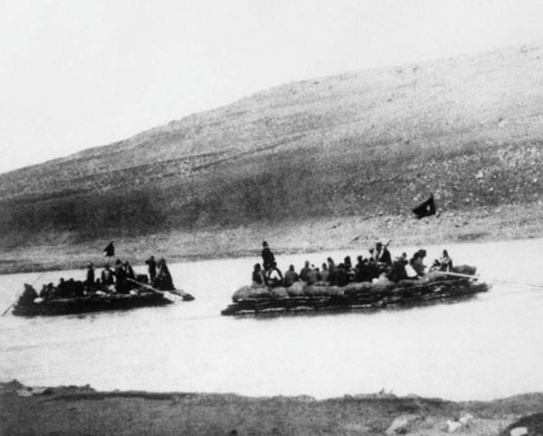 Turkish troops proceeding down the River Tigris on rafts from Diabekir to join the besieging army at Kut-el-Amara. © IWM HU 52443