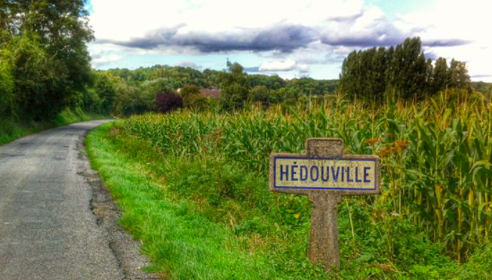 The road entering the village of Hédouville by Vnegre (CC BY-SA 4.0))