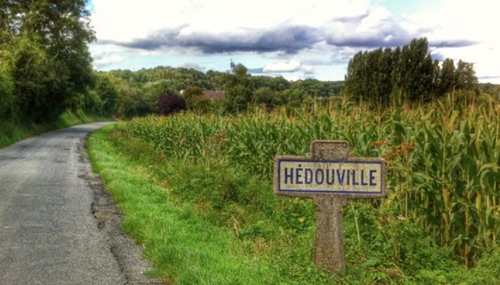 The road entering the village of Hédouville by Vnegre (CC BY-SA 4.0))