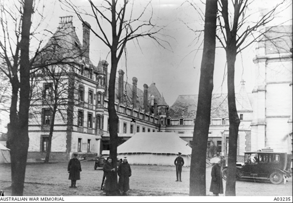 Convalescent soldiers outside No 8 General Hospital at Rouen in France. Courtesy Australian War Memorial. (Image in the Public Domain)