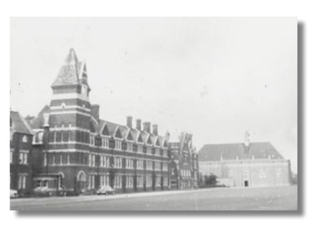 Felsted School - School House and Grignon Hall by Motmit CC BY-SA 3:0