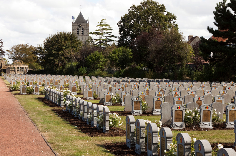 Adinkerke Churchyard Extension. Belgian graves September 2021 (CC Wikimedia)