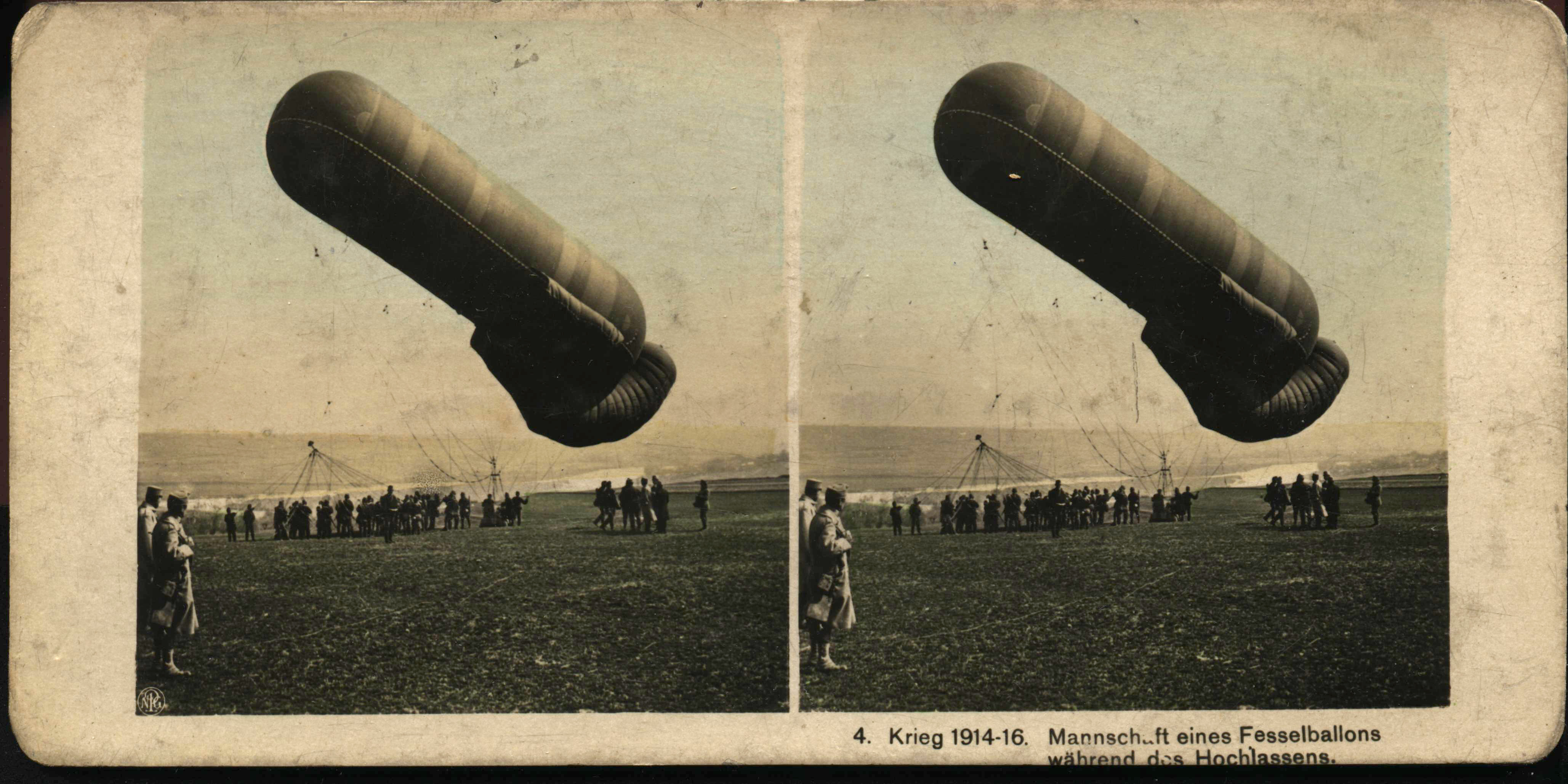 "Mannschaft eines Fesselballons während des Hochlassens" - Crew of a captive balloon while raising it