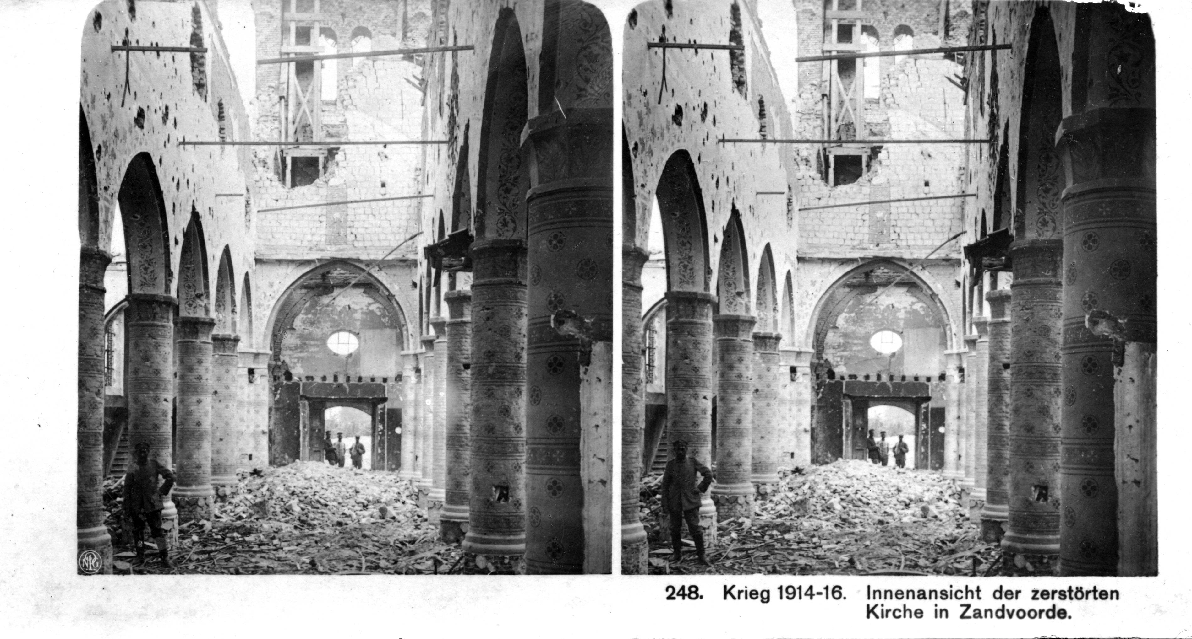 "Innenansicht der zerstörten Kirche in Zandvoorde" - Interior of the dilapidated church in Zandvoorde (Belgium).