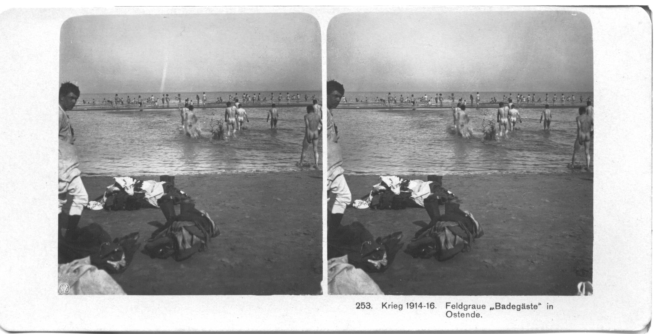 "Feldgraue "Badegaeste" in Ostende" - Pike-gray bathers on the famous Ostend beach.