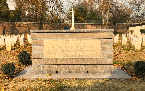 Tehran War Cemetery by CTVM12 CC SA-BY 3.0