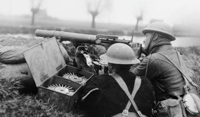 British Lewis gun team manning a post on the bank of the Lys canal at St Venant during the Battle of Hazebrouck. CC IWM Q 10902