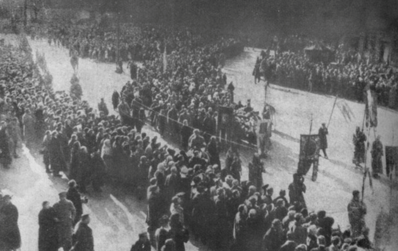 A burial of students who perished at the Battle of Kruty (Kyiv, May 1918).