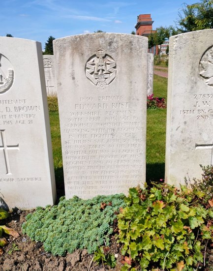 Headstone Of Pte Edward Rust In Hazebrouck Communal Cemetery