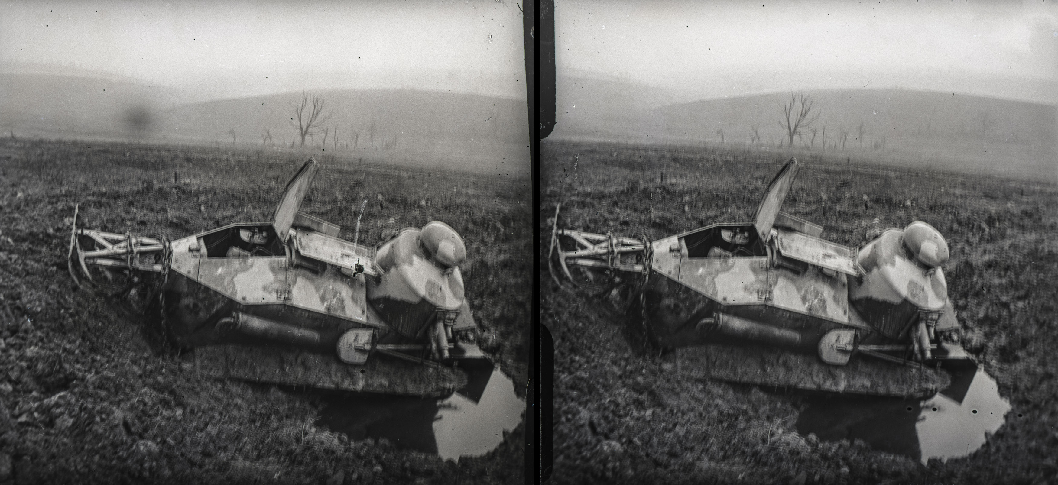 Bois d'Haumont, tank enlisé pendant l'attaque du bois - Bois d'Haumont, tank bogged down during the attack on the wood