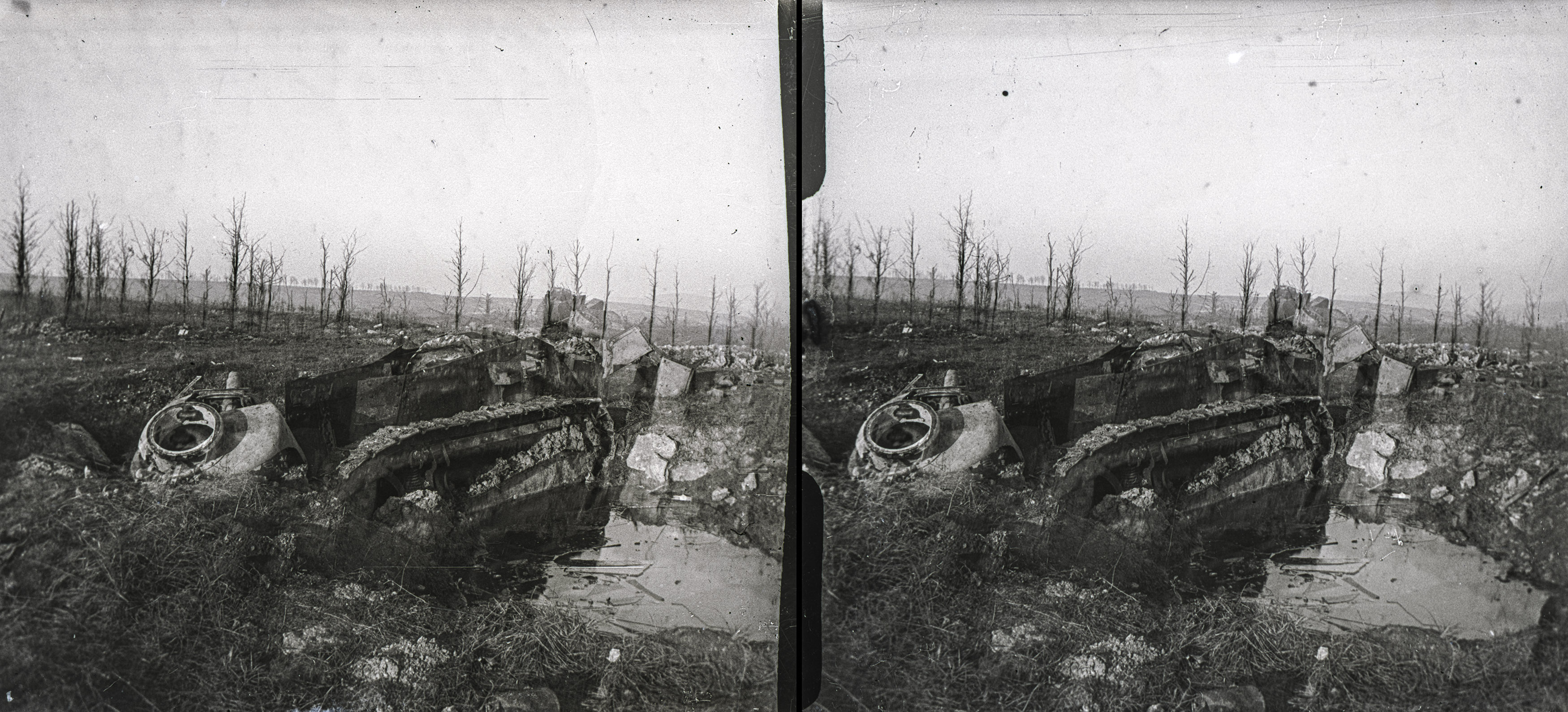 Bois d'Haumont, tank enlisé pendant l'attaque du bois - Bois d'Haumont, tank bogged down during the attack on the wood