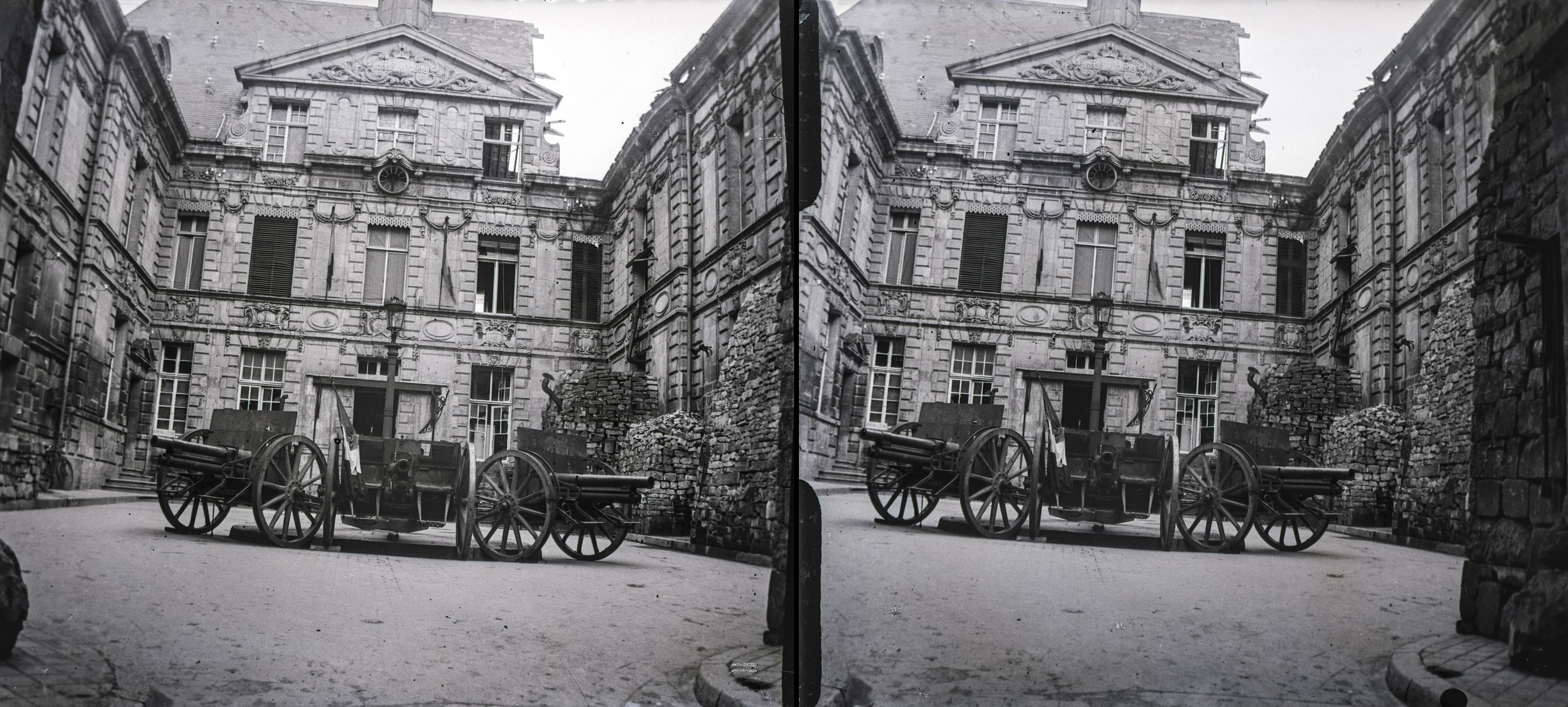 Verdun, cour de l'hotel de ville - Verdun, courtyard of the town hall