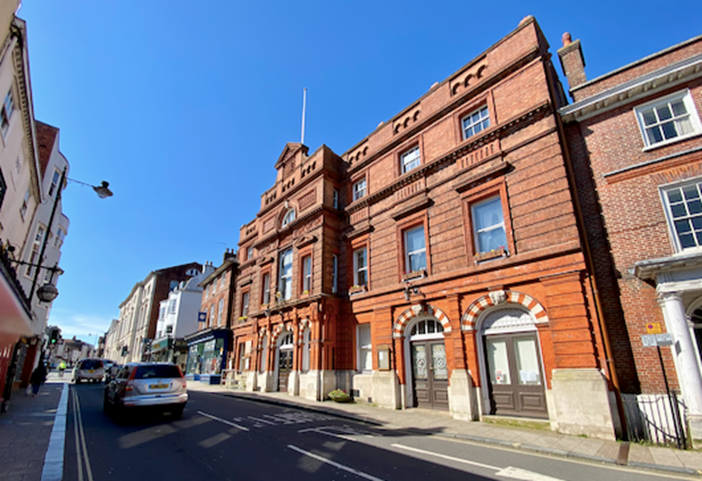 Lewes Town Hall (a former coaching inn) (CC BY SA-4.0 J F Vernon)