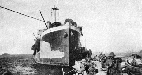 Soldiers Of The Australian 2Nd Infantry Brigade Disembarking At V Beach On 6 May 1915. The Light Coloured Patch On The River Clyde's Starboard Bow Is Part Of Her Unfinished Yellow Camouflage.