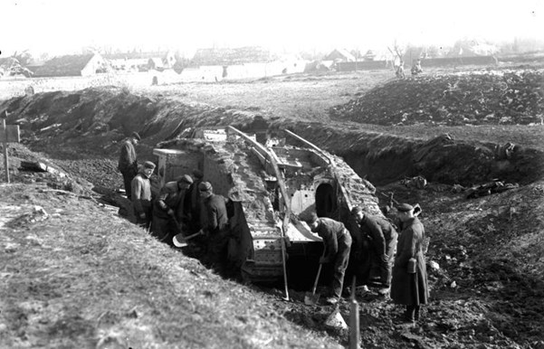 011 Bundesarchiv Bild 104 0941A Bei Cambrai Zerstoerter Englischer Panzer Mark I