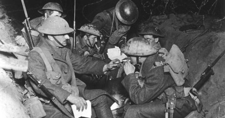British Troops Resting Lighting Cigarette Somme Western Front France First World War 1917 SFW DR9G7Y Picture Chronicle Alamy Stock Photo
