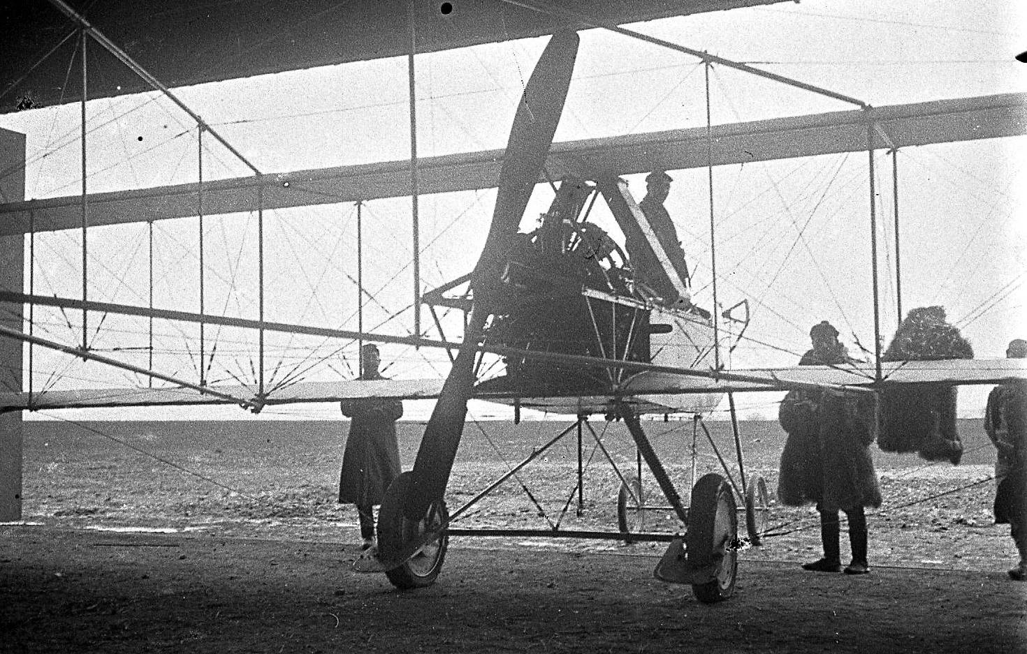 Amiens. Biplan Voisin. Moteur Et Hélice. Sauzay Et Roussillon Fonds Berthelé 49Fi165 (Cropped)
