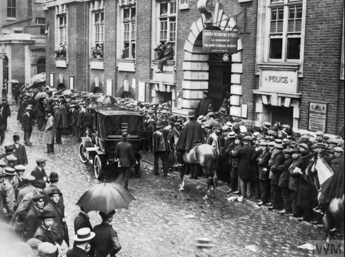 Great Scotland Yard August 1914 At The Height Of The Kitchener Volunteering Drive