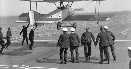 Squadron Commander Edwin Harris Dunning, Dsc (17 July 1892 – 7 August 1917), The First Pilot To Land
