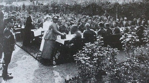 Lady Quiller-Couch serving tea to the men of the tenth battalion of the Duke of Cornwall’s Light Infantry. (Image: Pinterest)
