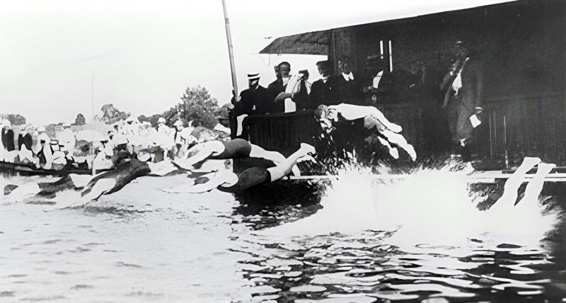 Swimmers competing in the 1900 underwater swimming event over a 60m course