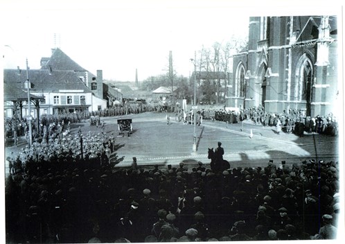 The Award Of A Howitzer And Field Gun To The People Of Hautmont 16 November 1918