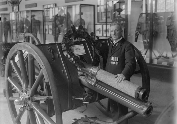 Driver Drane, An Original Member Of L Battery, Royal Horse Artillery, Placing A Wreath On The Gun On The Anniversary Of The Action Of L Battery At Néry (In 1926).