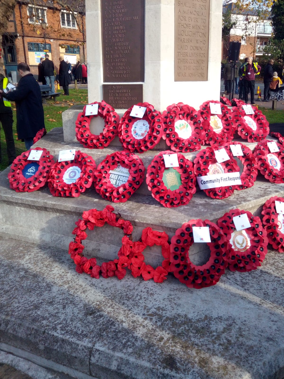 01 Loughton Memorial & Wreaths