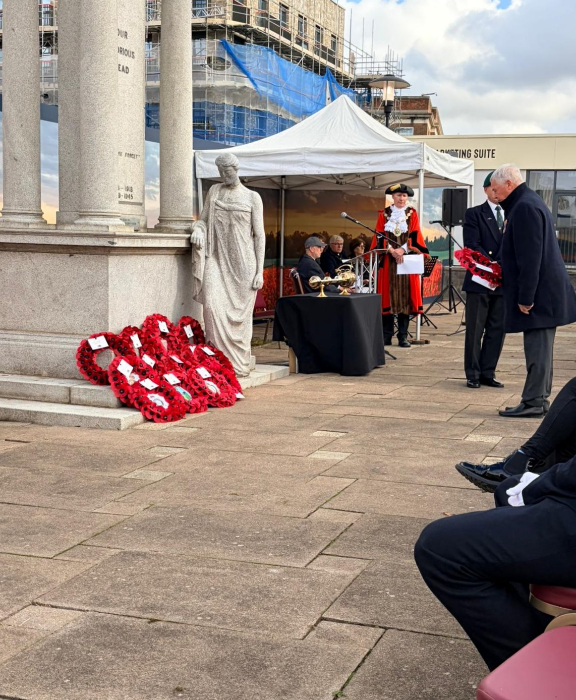 06 Neil Pearce Lays WFA Wreath