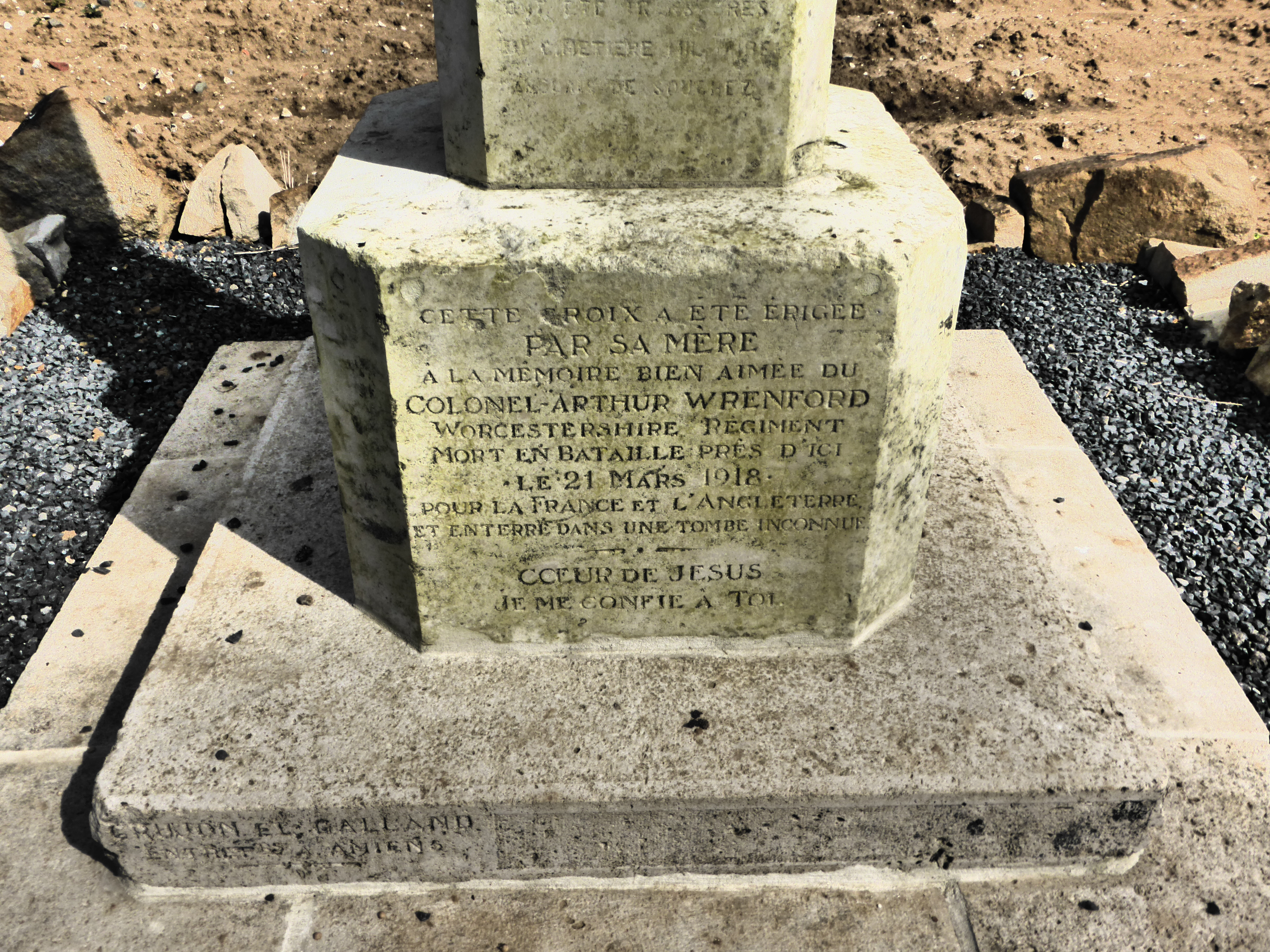 The French inscription on Wrenford's memorial