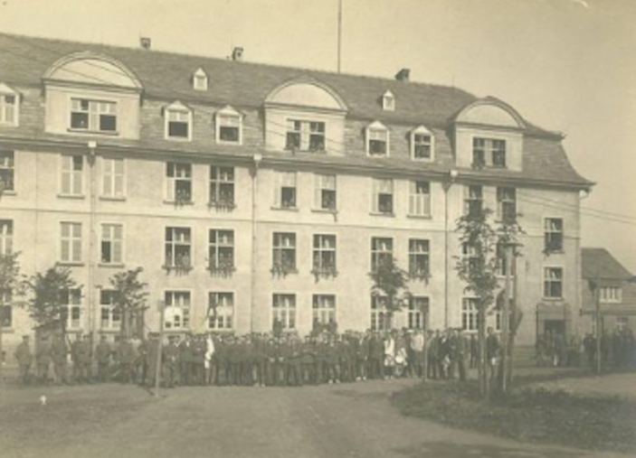 Kazerne B In Holzminden Prisoner Of War Camp, With British Prisoners And German Guards. Late 1918 (Public Domain)