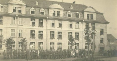 Kazerne B In Holzminden Prisoner Of War Camp, With British Prisoners And German Guards. Late 1918 (Public Domain)